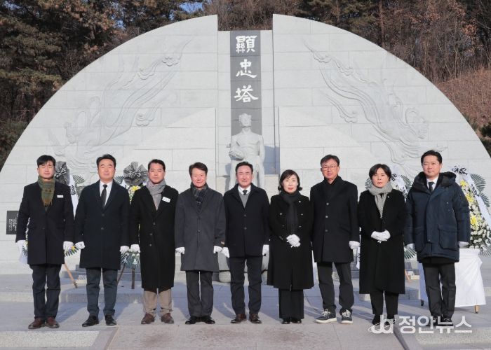 이천시의회, 현충탑 참배·시무식으로 병오년 의정활동 시작