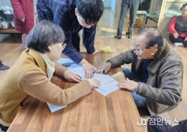 어르신 효도 우대권 배부 사진