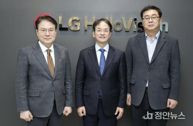 삼송MBN스튜디오 지식산업센터에 입주한 LG헬로비전 방문 기념촬영_왼쪽부터 이동원 MBN매일방송 대표, 이동환 고양특례시장, 송구영 LG헬로비전 대표