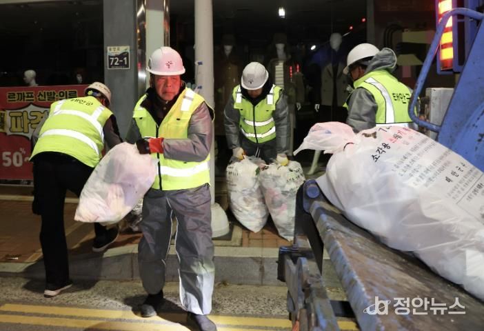 일일 환경미화원을 체험하고 있는 태안군 공무원들의 모습.