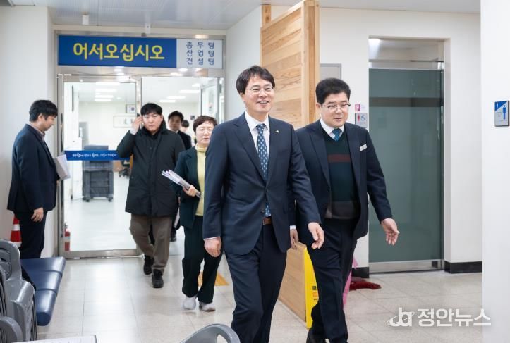 전상욱 부군수가 읍·면을 순방하며 직원들을 격려하고 현안사항을 보고 받고 있다.