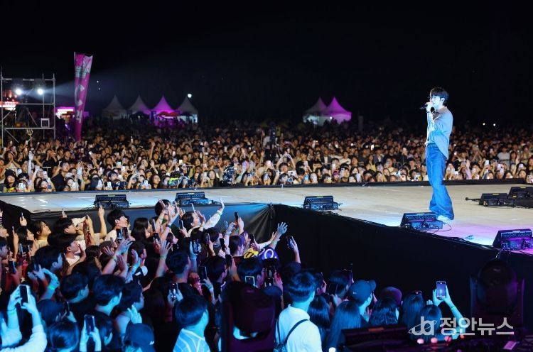 지난 9월 20~21일 황룡친수공원에서 열린 제3회 광산뮤직ON페스티벌이 대성황을 이룬 가운데, 많은 시민이 마지막 무대에 오른 10CM(십센치) 공연을 즐기고 있다.