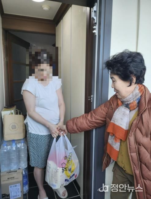 복지통장이 취약계층 가정을 방문해 후원물품을 전달하는 모습