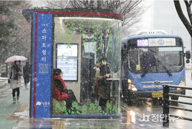 한파, 폭설 등 이상기후에도 안전하게 버스를 이용할 수 있는 ‘성동형 스마트쉼터’