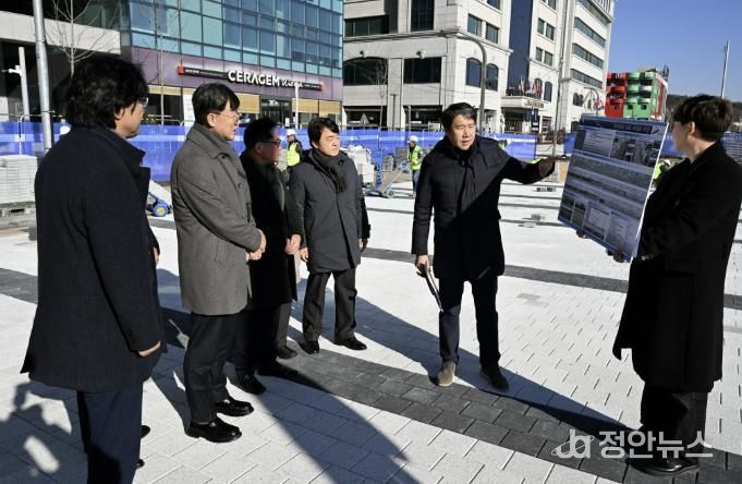 이민근 안산시장(사진 왼쪽 두번째)이, 8일 단원구 고잔동 중앙대로 일원 녹도 재정비 사업 설명을 듣고 있다.