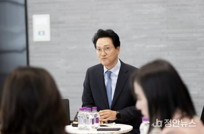 경기도교육청에서 기자간담회를 하고 있는 안민석 경기미래교육자치포럼 대표(사진=경기미래교육자치포럼)