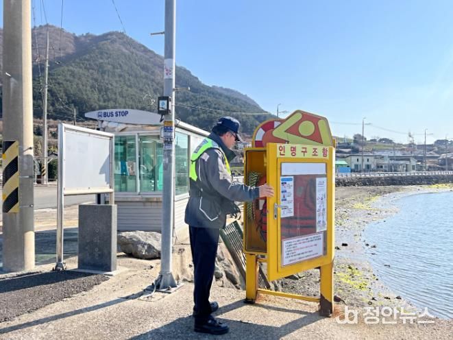 사천해경이 9일 낮, 경남서부남해앞바다 풍랑예비 특보 발표에 따라 항포구, 방파제 등 연안사고 위험구역 중심으로 순찰하는 모습