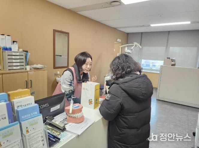 관악구 보건소에서 불소용액을 배부하고 있는 모습