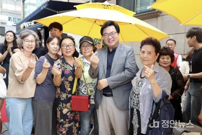 박일하 동작구청장이 지난해 8월, 상도전통시장 맥주페스타에 방문해 주민들과 사진 촬영을 하고 있다.