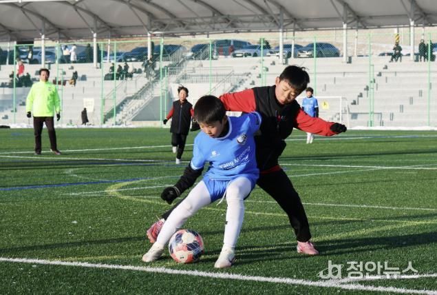 괴산군스포츠타운에서 유소년 팀이 연습경기를 하고 있다