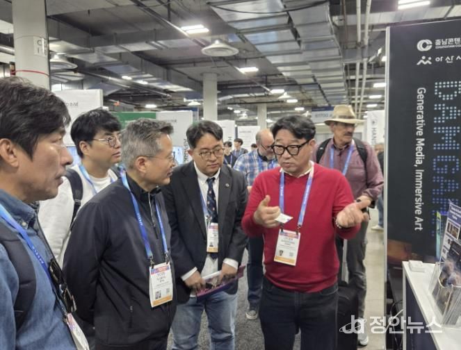 김범수 아산시 부시장이 6일 미국 라스베이거스에서 열린 CES 2026 전시장 내 코닝(Corning) 부스를 방문해 관계자들로부터 디스플레이·첨단 소재 분야의 혁신 기술에 대한 설명을 듣는 사진