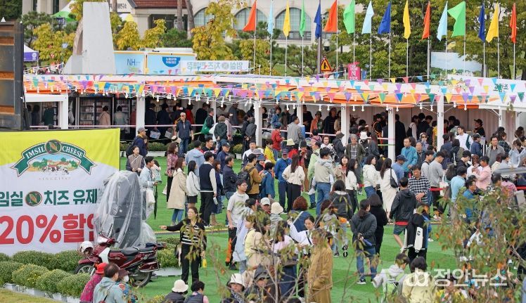 임실엔치즈클러스터, 임실N치즈 통합물류 경쟁력 입증3(치즈구입 위해 줄 서있는 관광객들)