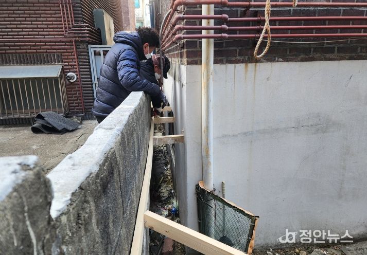 남동구 자원봉사센터, 주택가‘위험 담벼락’집수리 봉사로 정비