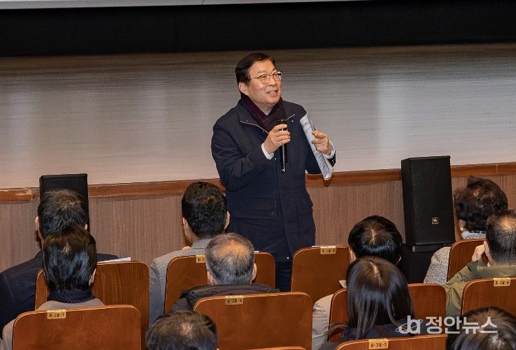 자양1동 799번지 모아타운 관리계획수립(안) 주민설명회에 참석한 김경호 광진구청장