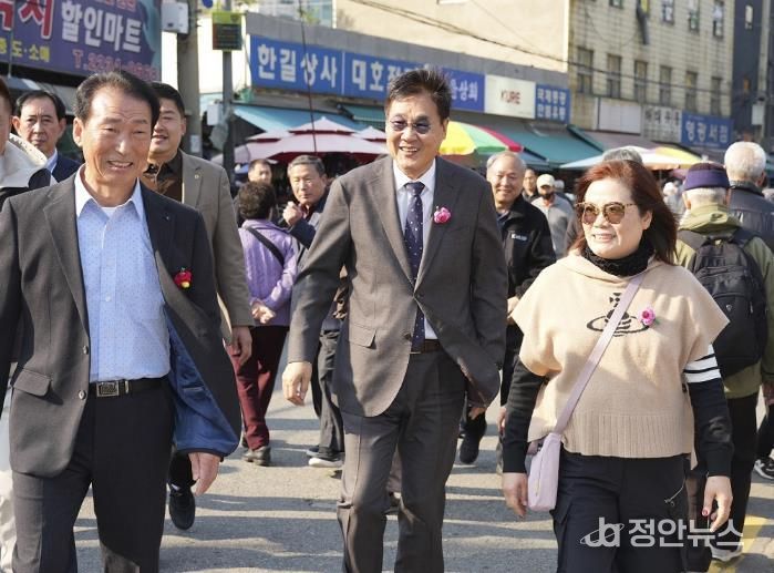 사업 대상지인 숭인2동 일대를 걷는 정문헌 구청장