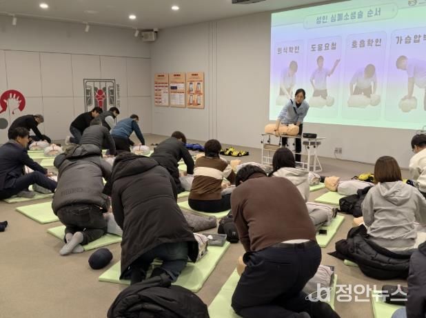 마네킹을 이용한 심폐소생술 실습 교육 진행 중