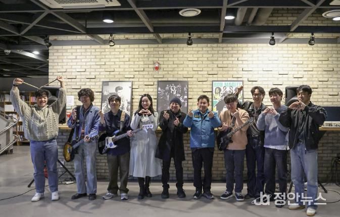 박강수 마포구청장이 마포음악창작소에서 뮤지션들과 기념촬영을 하고 있다.