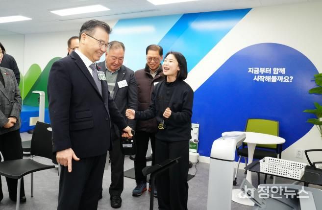 중랑체력인증센터에서 악력 검사를 진행하는 류경기 중랑구청장과 관계자들의 모습