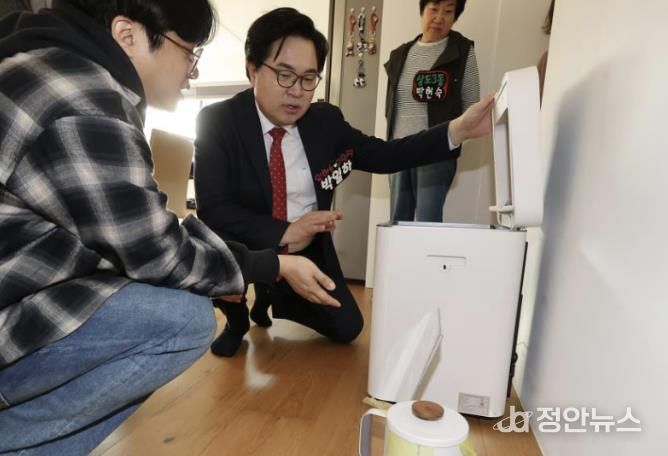 박일하 동작구청장이 지난해 3월, 가정용 음식물 감량기 구매비를 지원받은 가정을 방문해 주민 의견을 듣고 있다.