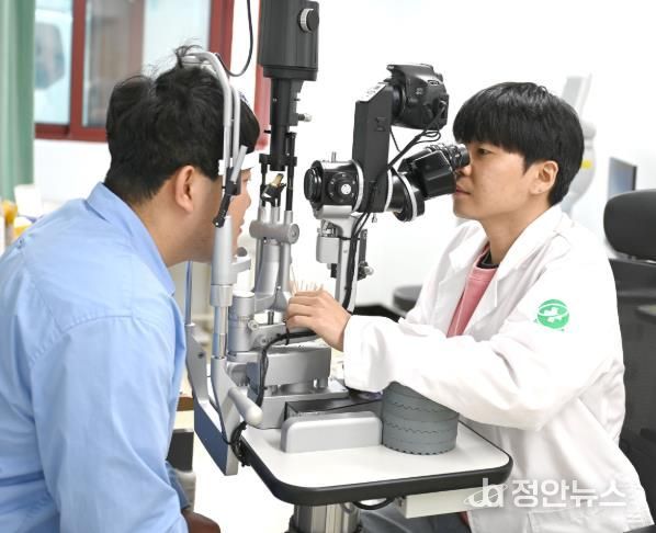 청양군 보건의료원에서 안과 진료를 받는 모습