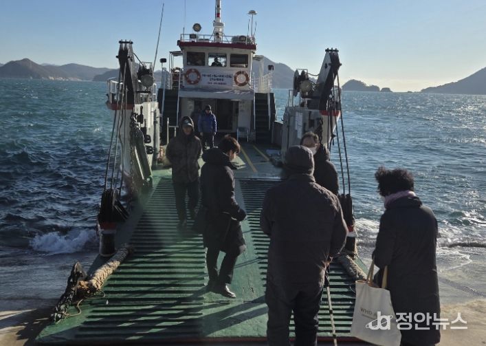 통영 오곡도에 선박을 운행하는 모습