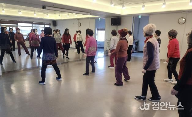 지난 22일 광명시 시민건강증진센터에서 '어르신 건강체조·요가교실'을 진행하고 있다