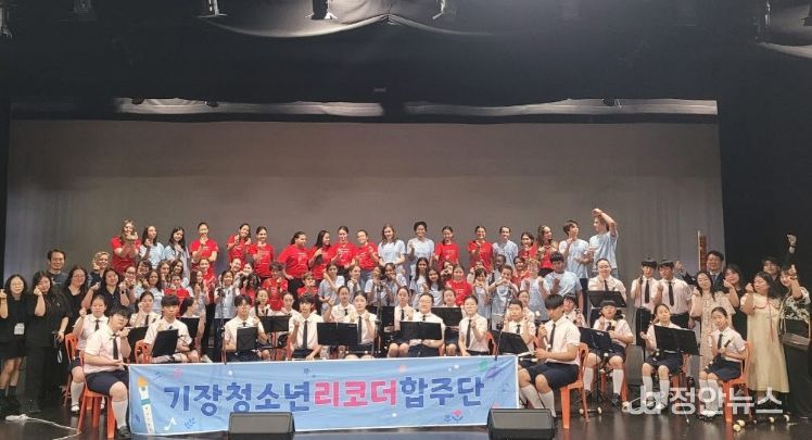 기장쳥소년리코더합주단이 싱가포르에 있는 프랑스국제학교에서 리코더 합주공연 후 기념촬영을 하고 있다.