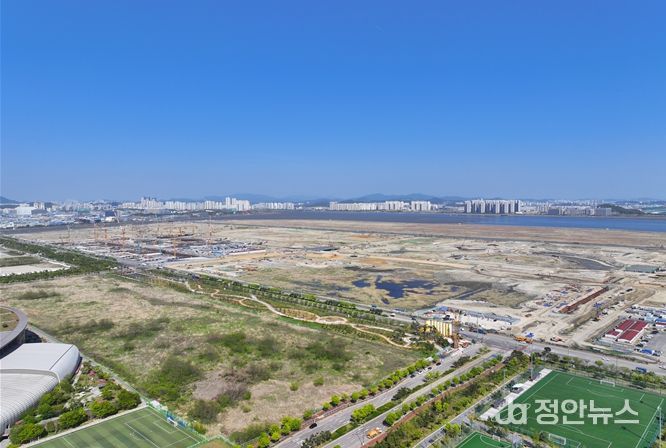 여의도 면적의 4.3배 규모(1,245만㎡)인 송도 11공구의 매립 및 기반시설 공사가 한창 진행중이다. 삼성바이오로직스, 롯데바이오로직스 증설이 가시화되며 기존 4·5·7공구를 중심으로 조성된 바이오클러스터가 11공구로 크게 확장될 전망이다.