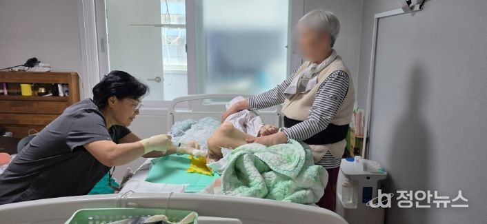 장기요양 재택의료센터 의료진들이 대상자 가정을 방문해 환자들을 돌보고 있다.