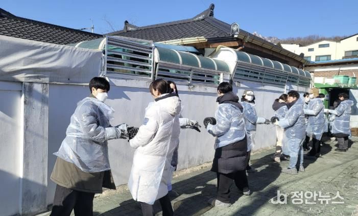 사회적협동조합 따듯한세상 관계자들과 자원봉사자들이 연탄 배달 봉사를 하고 있다.