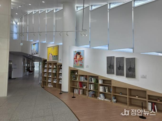 도서관 내 양평군립미술관 소장 작품 전시