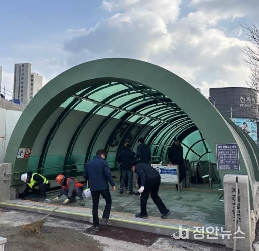 29일 오후, 공사, 건설본부, 시공사 관계자들이 상무역 5번 출입구의 시설 및 보행 안전상태를 최종 점검하고 있다.