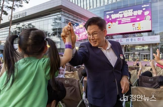 마포구민광장에서 ‘엄빠랑 영화 광장’ 행사가 개최됐다