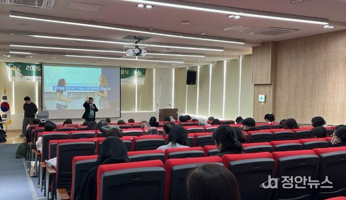 천안시는 지난 29일 탄소 중립지원센터에서 탄소중립 시민 전문가 양성 교육과정 수료식을 개최했다.