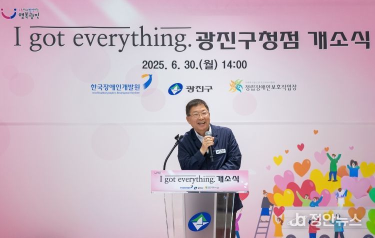 김경호 광진구청장(발달장애인이 근무하는 광진구청 카페 개소식 인사말 중인 모습)