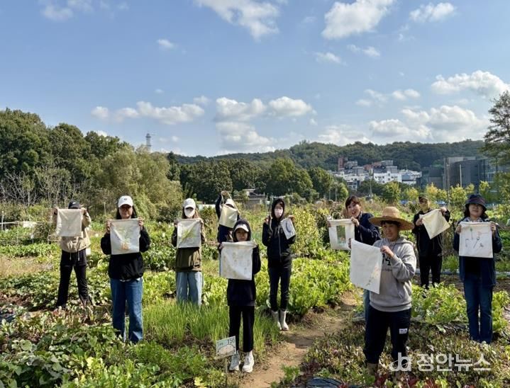2025년 주민공모사업 ‘실행기’ 참여 주민들이 천가방(에코백)을 들고 기념촬영을 하고 있다
