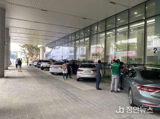 지난해 8월, 동작구청 지하주차장 옆 1층 필로티에서 구민들이 자동차 무상점검을 받고 있다