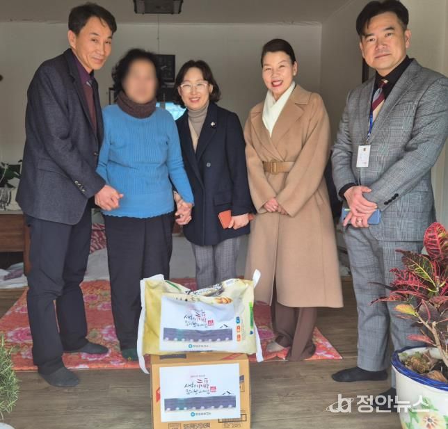 창녕군보건소에서 독거노인에게 위문품을 전달하고 있다