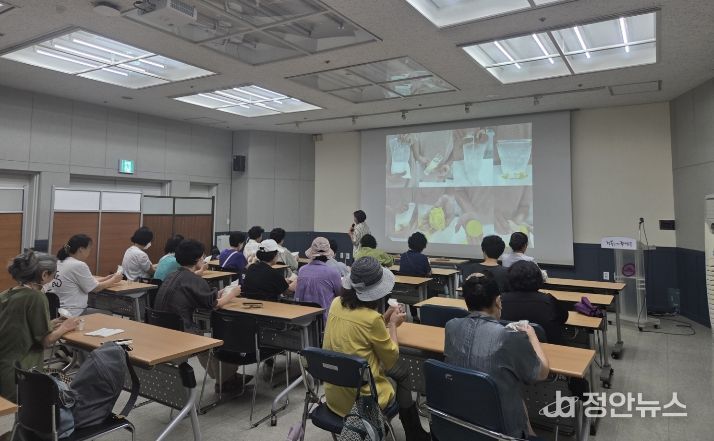 동대문구 「넷제로 그린 아카데미–지구를 위한 뷰티습관」 프로그램에 주민들이 참여하여 체험을 함께 하고 있다