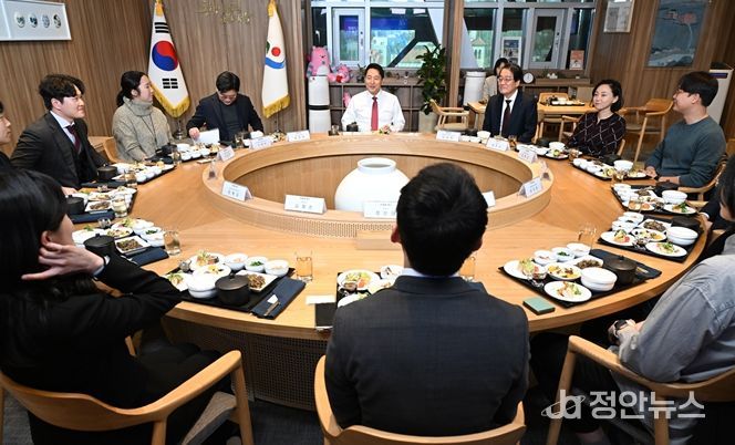 오세훈 서울시장이 6일 서울장학재단 장학생들과 가진 간담회에서 인사말을 하고 있다.