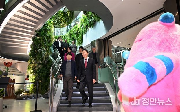 오세훈 서울시장이 6일(금) 서울시청에서 열린 서울갤러리 개관 팝업 행사장에 들어서고 있다.