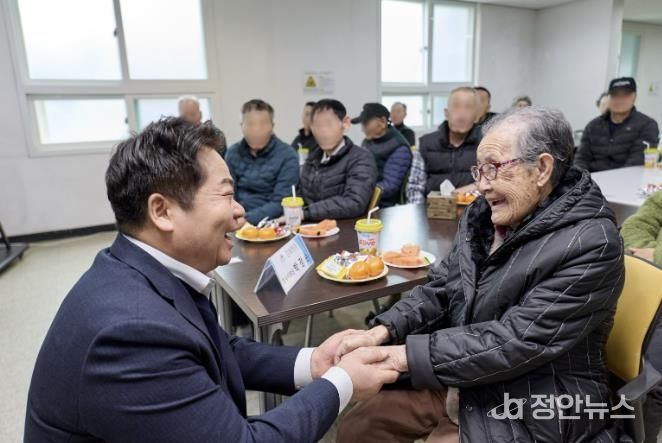 오세현 아산시장이 온양정애원 어르신과 인사나누는 모습