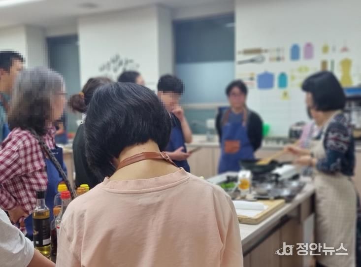 도봉구 주민들이 한 1인가구 음식만들기 행사에서 요리를 배우고 있다.