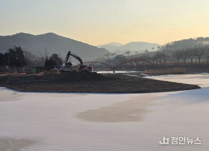 군이 집중호우시 원활한 통수를 위해 청양읍 교월리 용배의 퇴적토를 준설하고 있다.