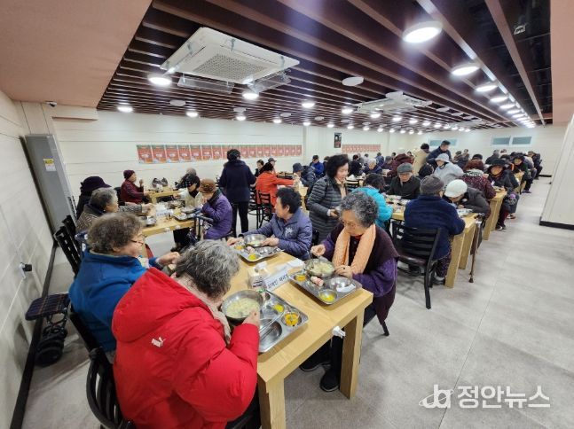 남양주시 동부노인복지관, 천운스님·민주통일남양주시협의회와 ‘울면 나눔 행사’ 진행