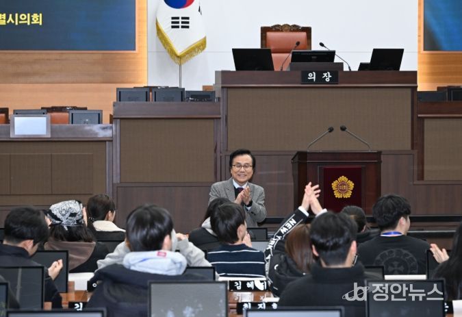 강석주 의원이 ‘2026 제외청소년 한반도 통일캠프’ 학생들에게 지방자치의회에 대해 설명하고 있다.