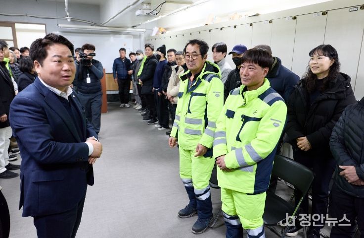 오세현 아산시장이 설 명절을 앞두고 환경미화원 사무실을 방문해 하며 감사의 뜻을 전하고 근무자들을 격려하고 있다.