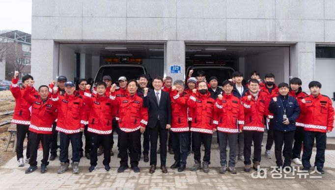 13일 오전 김성중 행정1부지사가 연천군 산불대응센터를 방문하여 산불예방진화대와 기념촬영을 하고 있다