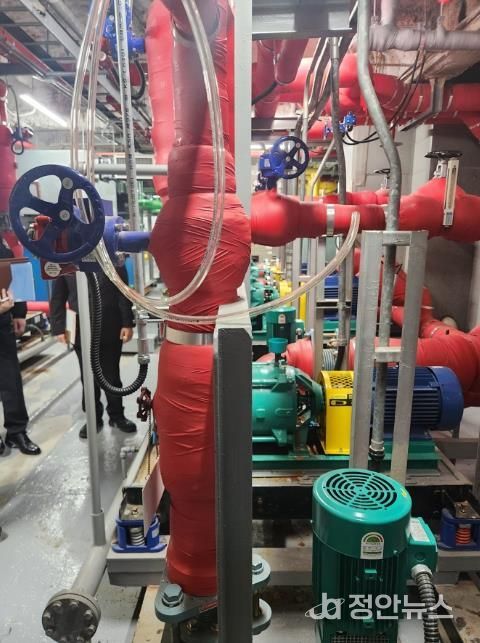 송파구가 관내 준초고층 건축물을 대상으로 화재 안전 관리 합동점검을 하고 있다.