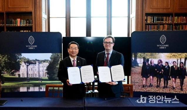 유정복 인천광역시장이 24일(현지시간) 영국 위컴 애비 스쿨(Wycombe Abbey School)을 방문해 피터 워렌 이사장과 MOU를 체결한 뒤 기념촬영을 하고 있다.